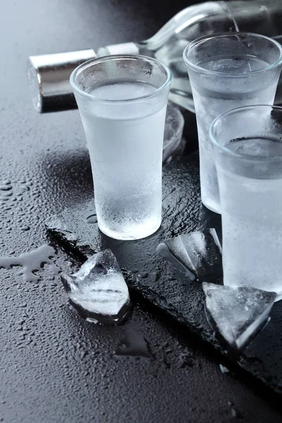 Vodku. Výstřely, brýle s vodka s ledem. Kamenné pozadí. Kopírovat prostoru. Selektivní fokus — Stock fotografie