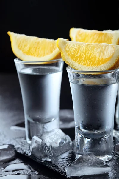 Vodka. Tomas, vasos con vodka con fondo de piedra lemon.Dark. Espacio de copia. Primer plano. Enfoque selectivo —  Fotos de Stock