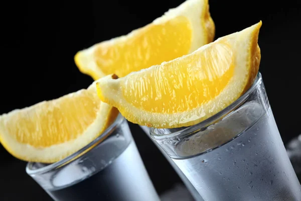 Vodka. Tomas, vasos con vodka con fondo de piedra de limón.Primero.Enfoque selectivo —  Fotos de Stock