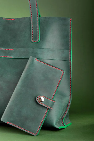 Kobiet skóra zielona torebka i zielony portfel, portmone na zielonym tle. Przedmioty ręcznie wykonane C.Leather. Zbliżenie — Zdjęcie stockowe