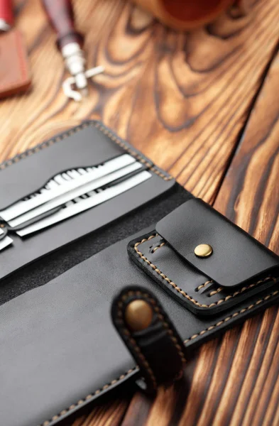 블랙 가죽 지갑입니다. 정품 가죽 공예 도구를 사용 하 여 지갑에 대 한 개체. 손으로 만들어진 지갑. 근접 촬영 — 스톡 사진