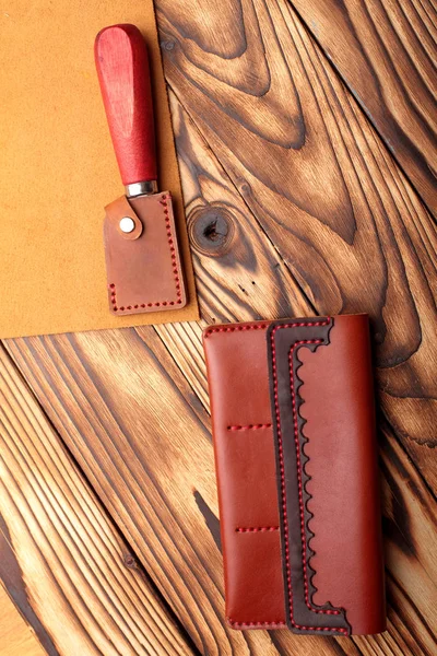 갈색 가죽 지갑입니다. 정품 가죽 공예 도구를 사용 하 여 지갑에 대 한 개체. 내용 diy 도구입니다. 손으로 만들어진된 지갑 — 스톡 사진