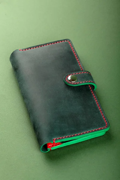 Один гаманець, зчеплення з натуральною шкірою. Жіночі сумки зелені на зеленому тлі — стокове фото
