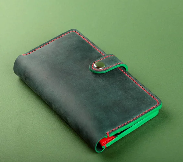 En purse, koppling äkta läder. Kvinnor Handväskor gröna på grön bakgrund — Stockfoto