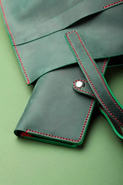 Mulheres carteira de couro verde, portmone e bolsa verde no fundo verde.C.Leather mão fez items.Closeup.Copy espaço — Fotografia de Stock