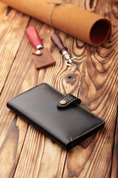 Black leather wallet.Genuine leather craft object with tool using for wallet.DIY tools.Hand crafted wallet — Stock Photo, Image