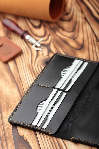 블랙 가죽 지갑입니다. 정품 가죽 공예 도구를 사용 하 여 지갑에 대 한 개체. 내용 diy 도구입니다. 손으로 만들어진된 지갑 — 스톡 사진
