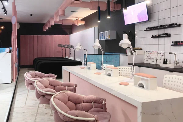 Interieur van luxe stijlvolle schoonheidssalon Eerste plan roze fauteuil — Stockfoto