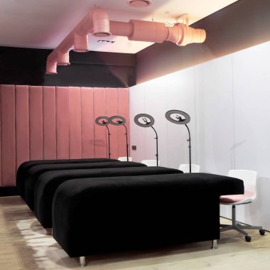 Lüks bir güzellik salonu. Kirpik uzatma yeri. Pembe konsept tasarım..