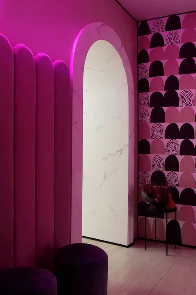 豪华时尚美容院的室内装饰. Hall.Pink概念设计. — 图库照片