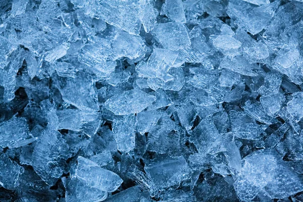 Bakgrund med krossad is, ovanifrån.Textur av is — Stockfoto