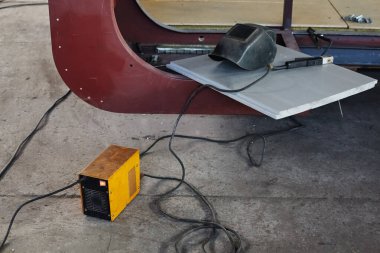 Yarı otomatik kaynak makinelerini kullanmak kolaydır ve çeşitli endüstrilerde yarı otomatik kaynak makinesinde geniş uygulama bulmak kolaydır.