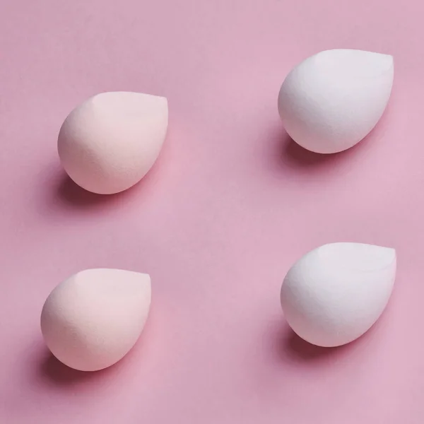 Pattern made of white and light pink beauty blenders. Flat lay .pink background — 스톡 사진