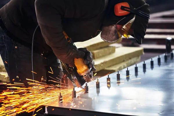 Trabajador de la industria pesada de corte de acero con amoladora angular —  Fotos de Stock