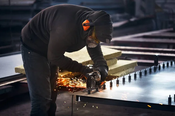 Trabajador de la industria pesada de corte de acero con amoladora angular —  Fotos de Stock
