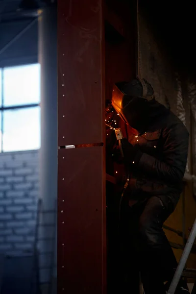 Soldador que trabaja con el electrodo en la soldadura semiautomática del arco en planta de producción de la fabricación.Enfoque selectivo —  Fotos de Stock