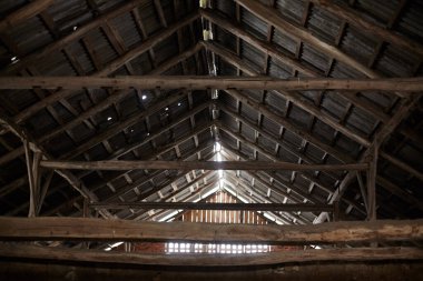 Ayrılmış bir evde seramik fayanslarla kaplı eski çatı kirişleri görünür çatı elemanları, batonlar, karşı bataryalar, kirişler. Ahşap keresteli çatı sistemi, kirişler