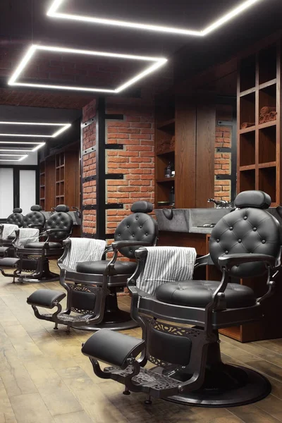 Interior da barbearia. Estilo clássico. Cadeira de barbeiro vintage elegante. Tema da barbearia . — Fotografia de Stock