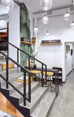 Çok şık. Kafenin modern iç mekanı. Çatı katı elementli otantik stil. Metal ve ahşap ayrıntı. Yeşil, turuncu, beyaz ve gri renkler