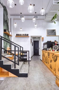 Çok şık. Kafenin modern iç mekanı. Çatı katı elementli otantik stil. Metal ve ahşap ayrıntı. Yeşil, turuncu, beyaz ve gri renkler