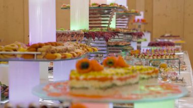 İsveçli masada yemek