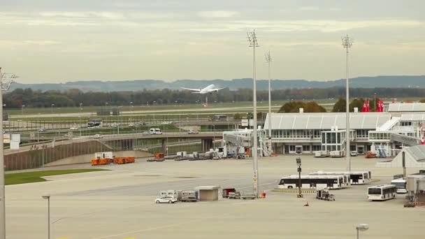 L'aereo decolla e atterra sulle passerelle. L'aereo vola nel cielo, nell'aria. L'aereo vola tra le nuvole. L'aereo si siede. L'aereo decolla. Campo d'aviazione. Aeroporto . — Video Stock