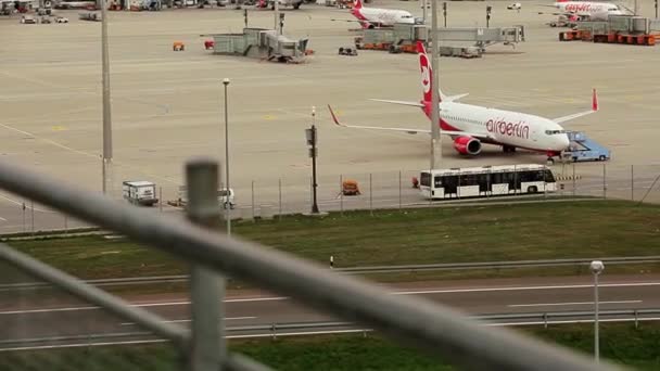 O avião descola e pousa em passarelas. O avião voa no céu, no ar. O avião sobe para as nuvens. O avião está sentado. O avião descola. No aeródromo. Aeroporto . — Vídeo de Stock