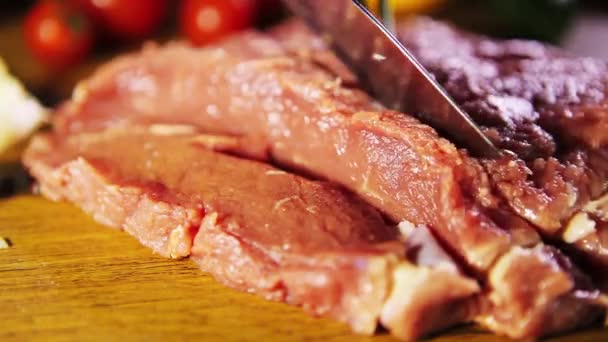 Сырое мясо готово к жарке . — стоковое видео