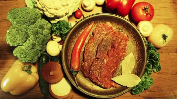 Rohes Fleisch zum Braten bereit. — Stockvideo