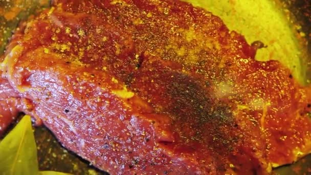 Rått kött redo för stekning. — Stockvideo