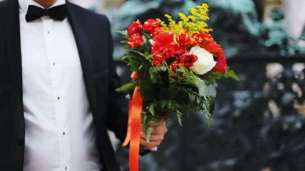 Hochzeit. die Braut hält einen Brautstrauß und füttert die Braut Hand in Hand. Brautstrauß. Hände frisch Vermählten. — Stockvideo