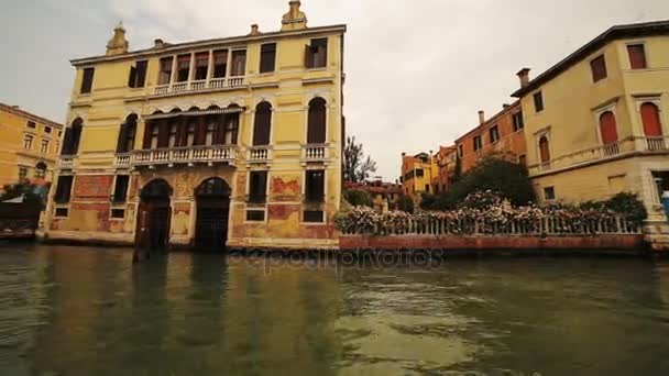 Ταξίδι με πλοίο μέσω της Βενετίας. Περπατήστε μέσα από τα κανάλια της Βενετίας. Περπατήστε με γονδολιέρης στην Βενετία. — Αρχείο Βίντεο