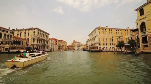 Bootsfahrt durch Venedig. Spaziergang durch die Kanäle von Venedig. Spaziergang mit Gondoliere in Venedig. — Stockvideo