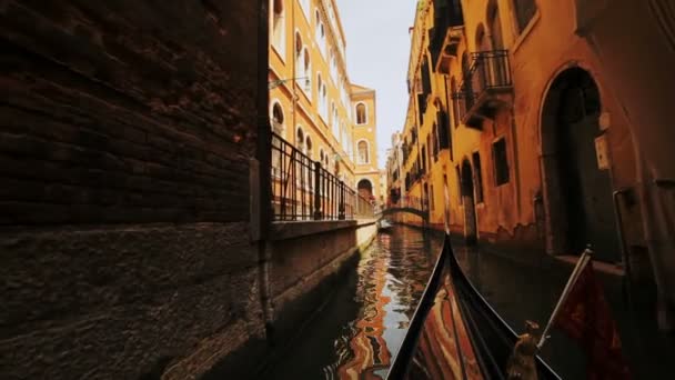 Gita in barca attraverso Venezia. Passeggiata attraverso i canali di Venezia. Passeggiata con gondoliere a Venezia . — Video Stock