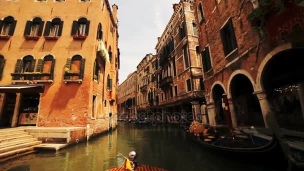 Ταξίδι με πλοίο μέσω της Βενετίας. Περπατήστε μέσα από τα κανάλια της Βενετίας. Περπατήστε με γονδολιέρης στην Βενετία. — Αρχείο Βίντεο
