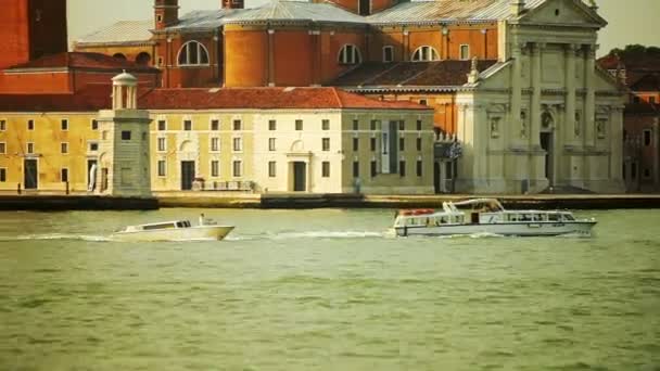 Bootsfahrt durch Venedig. Spaziergang durch die Kanäle von Venedig. Spaziergang mit Gondoliere in Venedig. — Stockvideo
