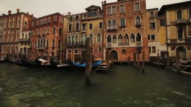 Tekne Turu Venedik aracılığıyla. Venedik kanallar yürümek.