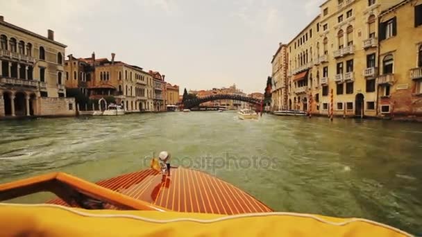 Passeio de barco por Veneza. Caminhe pelos canais de Veneza. Caminhe com gondoleiro em Veneza . — Vídeo de Stock