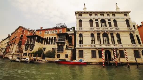 Поездка на лодке через Венецию. Прогулка по каналам Венеции . — стоковое видео