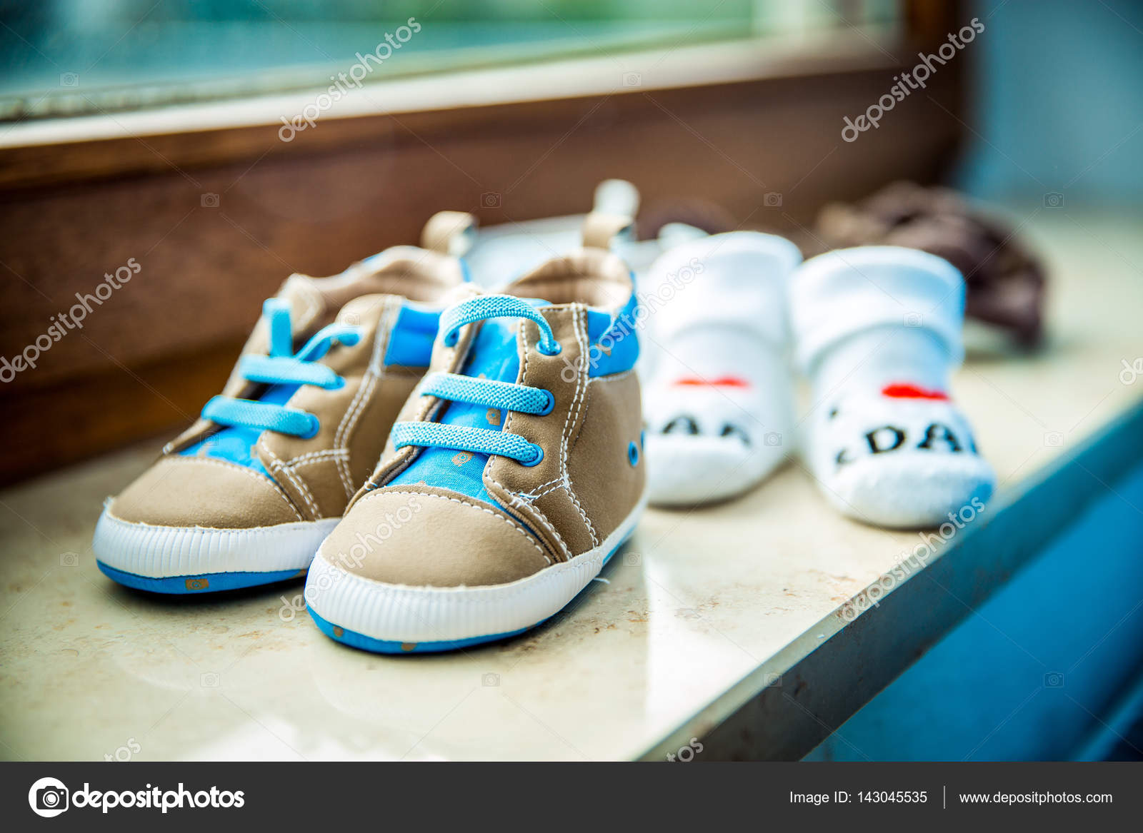 Chaussures Pour Enfants Debout Sur Le Rebord De La Fenetre Chaussures Bebe Garcon Et Fille Image Libre De Droit Par Demitrius C Chaussures Pour Enfants Debout Sur Le Rebord De La Fenetre Chaussures Bebe Garcon Et Fille Image Libre De Droit Par Demitrius C