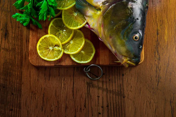 Bellissimo Pesce Luccicante Preparazione Una Carpa Enorme Con Prezzemolo Limone — Foto Stock