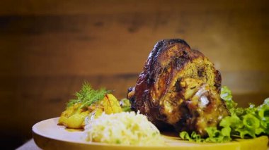 Fırında domuz budu, patates ve lahana. Svinil diz ızgarası. Koleno domuzu.