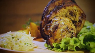 Fırında domuz budu, patates ve lahana. Svinil diz ızgarası. Koleno domuzu.