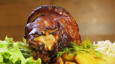 Fırında domuz budu, patates ve lahana. Svinil diz ızgarası. Koleno domuzu.