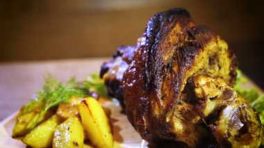 Fırında domuz budu, patates ve lahana. Svinil diz ızgarası. Koleno domuzu.