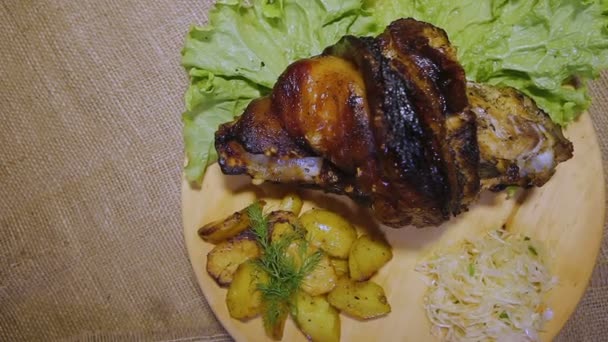 烤猪肉 用土豆和卷心菜做指关节 Svinil Knee Gril Koleno Boar — 图库视频影像