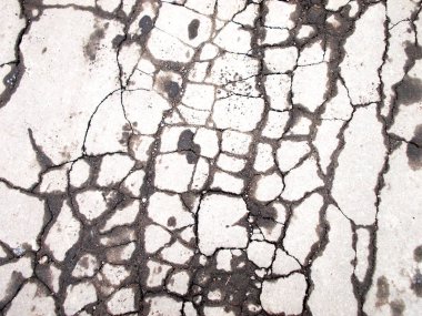 Siyah ve beyaz fotoğraf. Asfalt üzerinde çatlaklar doku. Karanlık ışık asfaltta çatlaklar. Random karmaşık çizgiler kırık. Güzel bir doku tasarım için. 