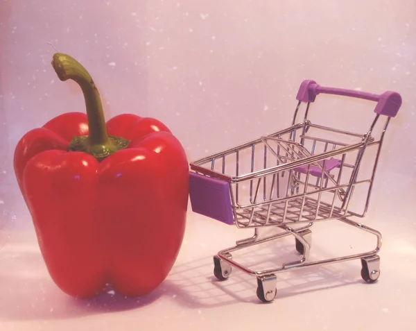 Alışveriş Arabası Yanında Dev Kırmızı Biber Bir Cüce Sepeti Ile — Stok fotoğraf