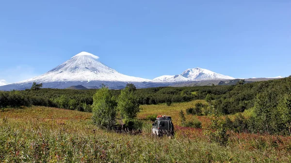 Route vers un volcan. Péninsule du Kamchatka. Russie . — Photo