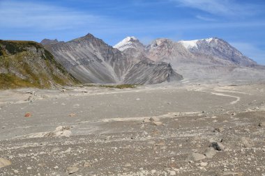 Shiveluch volkan. Kamçatka Yarımadası'nın (3307m) aktif yanardağ.